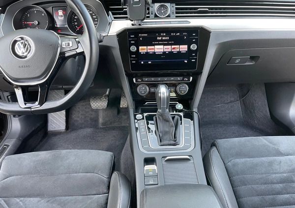 Volkswagen Passat cena 93500 przebieg: 52000, rok produkcji 2018 z Mysłowice małe 254
